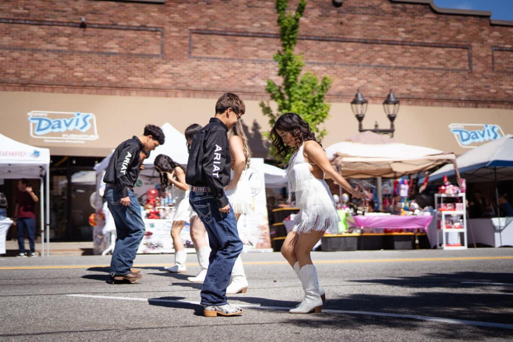 LaTerraza2024-17 A group of teenagers dancing in the street